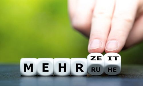 Wirksamere Behandlung: Mit "MEHR ZEIT" beschrifteter Würfel